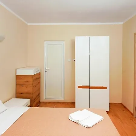 House With Garden פומורי