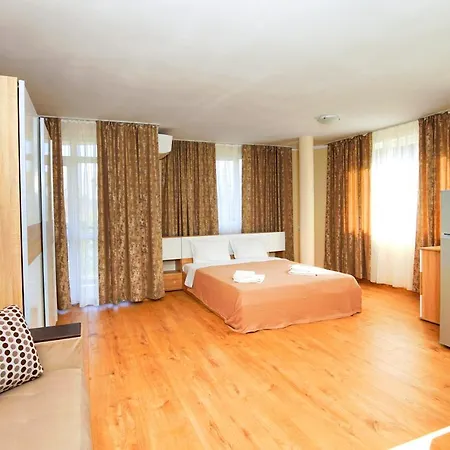 House With Garden בית הארחה 3*