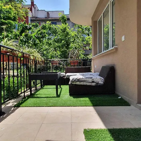 House With Garden פומורי