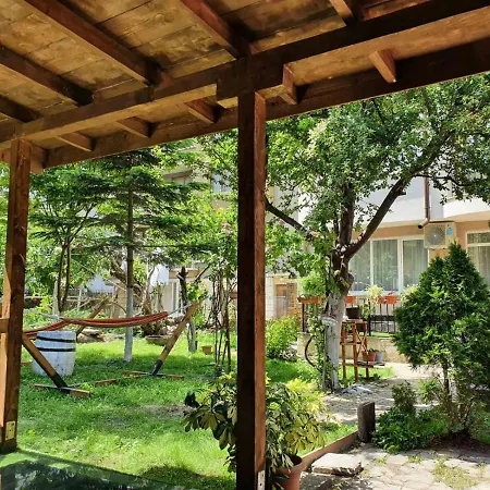 House With Garden בית הארחה